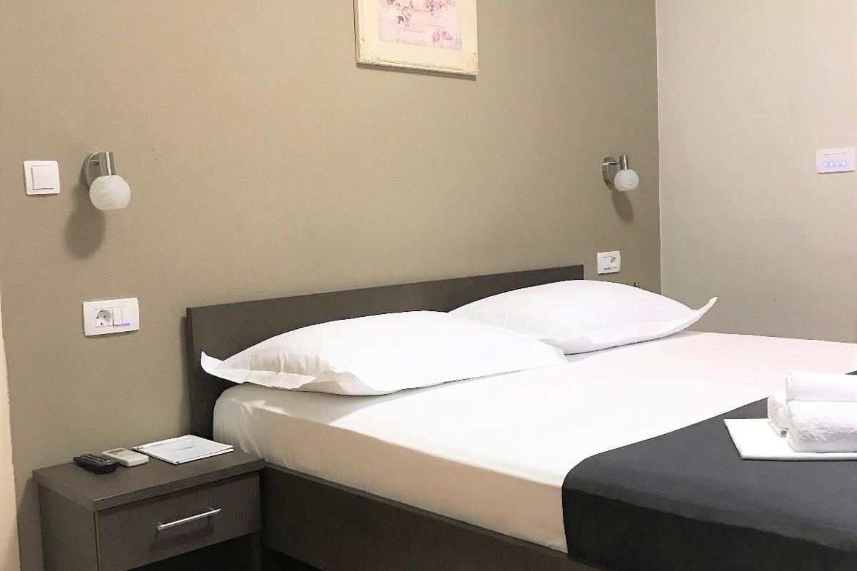 Berulia Rooms Brela Bagian luar foto