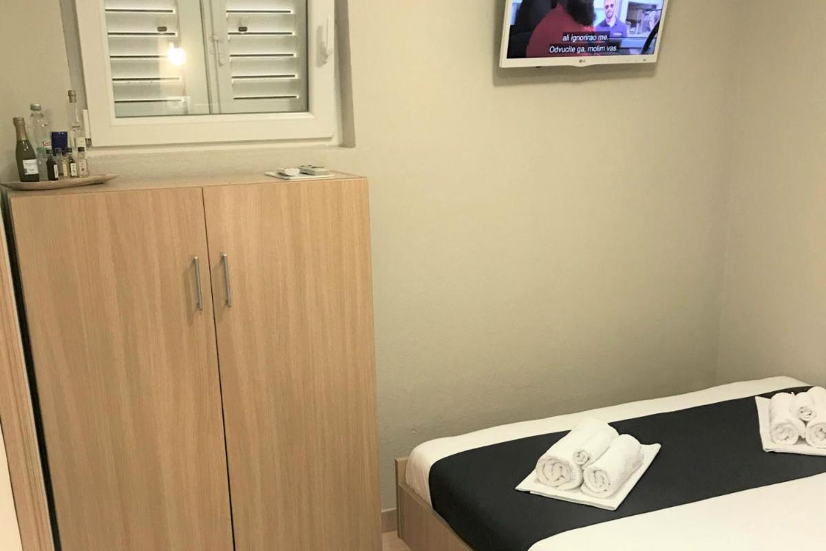 Berulia Rooms Brela Bagian luar foto